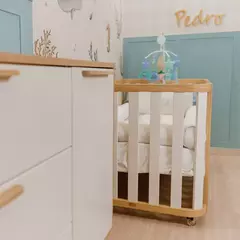 Berço Americano 2 em 1  Loop Branco com Carvalho Malva com Rodinhas - CASA CAHAYA - Produção de móveis artesanais e sustentáveis em fibra natural