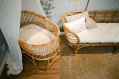 Berço moisés em fibra natural (rattan). Produção autoral Casa Cahaya