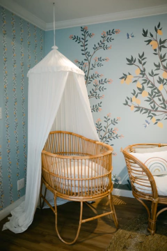 Berço moisés em fibra natural (rattan). Produção autoral Casa Cahaya