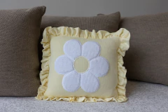 Almofada em Tricot Bordada Daisy com Babados - loja online