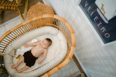 Berço moisés em fibra natural (rattan). Produção autoral Casa Cahaya