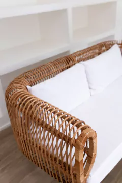 Sofá Amalfi em fibra natural com estofado