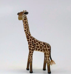 Adorno Girafa Articulada em Madeira - CASA CAHAYA - Produção de móveis artesanais e sustentáveis em fibra natural