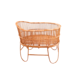 Berço moisés em fibra natural (rattan). Produção autoral Casa Cahaya 