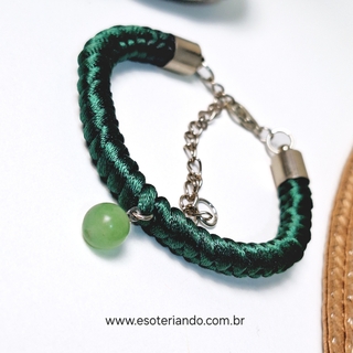 Pulseira artesanal verde com detalhe em pedra verde.