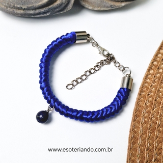 Pulseira de corda azul com pingente de pedra, destacando seu design artesanal.