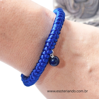 Pulseira de corda azul com pingente de pedra, destacando seu design artesanal.