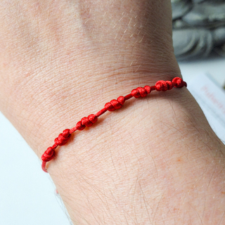 Pulseira 7 Nós vermelha delicada acabamento ajustável fio fino de 1mm
