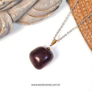 Colar de Granada rolada, símbolo de sucesso, vitalidade e paixão, pendurado em uma corrente prateada.