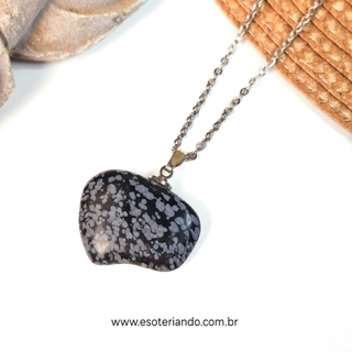 Colar de obsidiana floco de neve com corrente prateada, ideal para eliminar pensamentos negativos.
