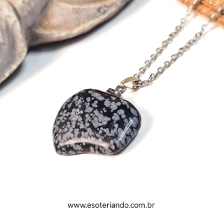 Colar de obsidiana floco de neve com corrente prateada, ideal para eliminar pensamentos negativos.