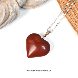 Colar de coração feito de Jaspe vermelho, simbolizando vitalidade e coragem, com corrente prateada.