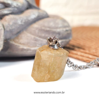 Colar de Apatita Dourada com pedra rectangular em tonalidade amarelada, pendurado em corrente de metal prateado.
