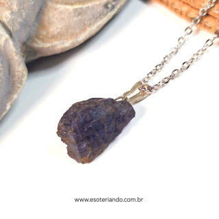 Colar com pingente de tanzanita bruta em fundo claro