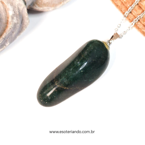 Colar de quartzo verde Jatobá, simbolizando saúde, cura e abundância, pendurado em corrente prateada.