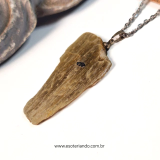 Colar Mica Dourada com pingente de cristal em formato irregular, transmitindo energia radiante.