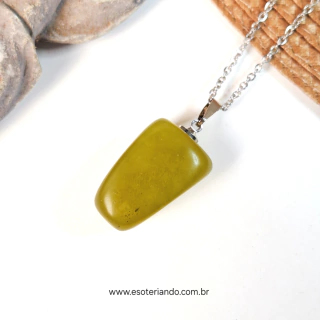 Colar de jade oliva rolado em fundo branco, com corrente prateada e detalhe da pedra verde.