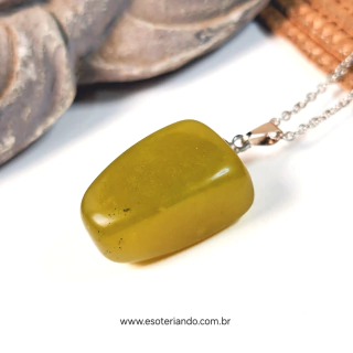 Colar de jade oliva rolado em fundo branco, com corrente prateada e detalhe da pedra verde.