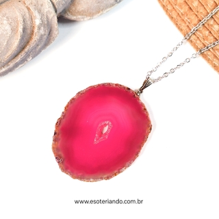 Colar com chapa de ágata rosa, destacando sua cor vibrante e detalhes naturais.