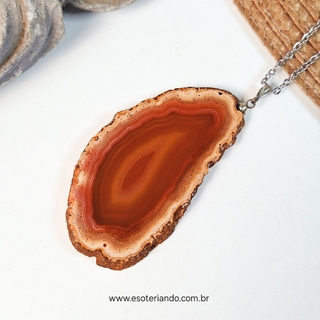 Colar feito de chapa de ágata natural, apresentando tonalidades avermelhadas e detalhes de camadas.