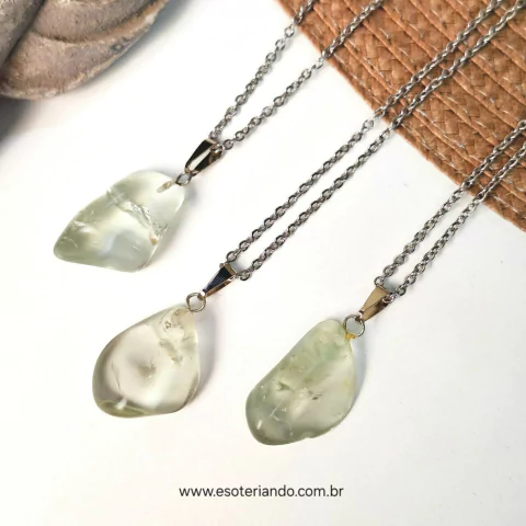 Colares de prasiolita rolada com corrente metálica, representando tranquilidade mental.