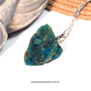 Colar de aço inoxidável com pedra de Shattuckite, destacando suas cores azul e verde.