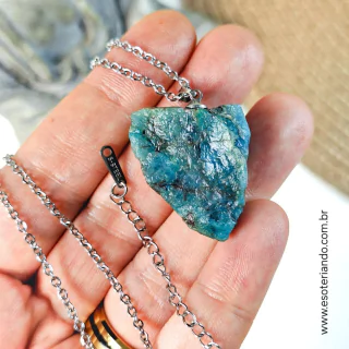 Colar de aço inoxidável com pedra de Shattuckite, destacando suas cores azul e verde.