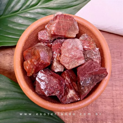 Pedra calcita vermelha bruta, folhas verdes, pote de cerâmica