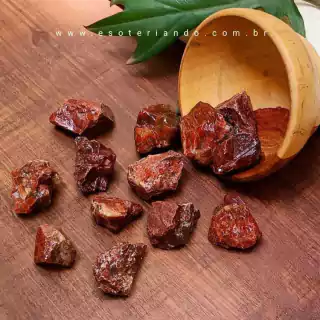 Pedra calcita vermelha bruta, folhas verdes, pote de cerâmica