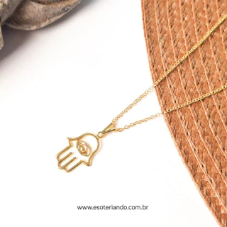 Colar folheado a ouro com pingente em forma de mão de Fátima, apresentando um olho no centro.