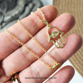 Colar folheado a ouro com pingente em forma de mão de Fátima, apresentando um olho no centro.