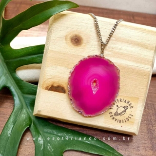 Colar com chapa de ágata rosa, destacando sua cor vibrante e detalhes naturais.