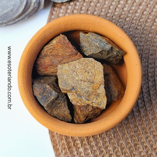 Pedras brutas de bronzita em um recipiente de barro, apresentando diversas formas e texturas.