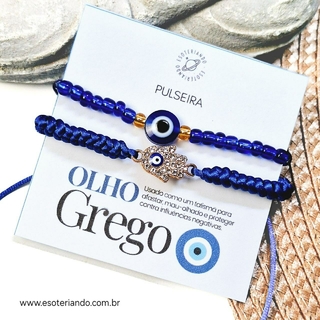 Conjunto de pulseiras com design de olho grego, incluindo contas azuis e um pingente em forma de mão, apresentado em um cartão informativo.