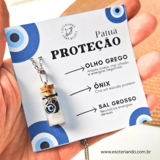 Colar de proteção com Patuá contendo Olho grego, Sal e Ônix, apresentado em uma mão.