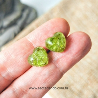 Brinco Coração de Peridoto em resina transparente | proteção contra obsessores | Produto artesanal | 100% natural