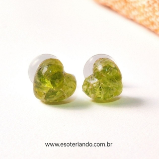 Brinco Coração de Peridoto em resina transparente | proteção contra obsessores | Produto artesanal | 100% natural
