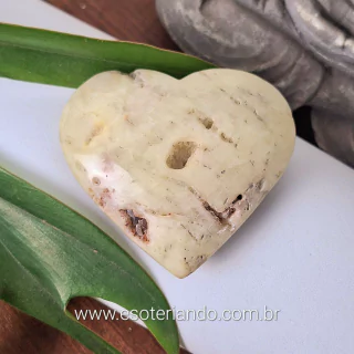 coração lapidado de quartzo com enxofre