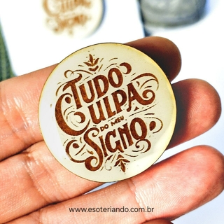 Broche de madeira tudo culpa do meu signo redondo fecho em pino