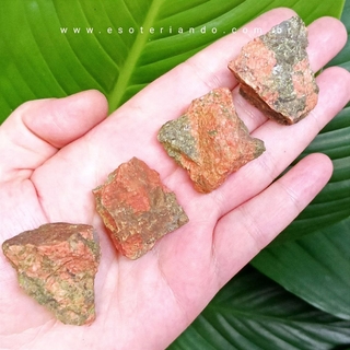 Pote de ceramica, pedra unakita bruta, folhas verdes