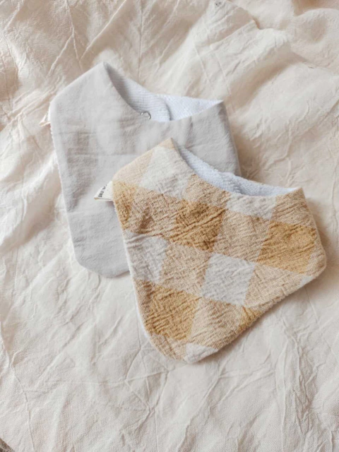 PACK X 2 BABEROS DE ALGODON Y TOALLA- GRIS Y CUADROS