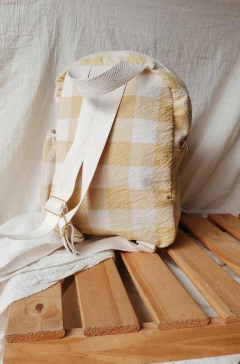 MOCHILA CUADROS MOSTAZA en internet