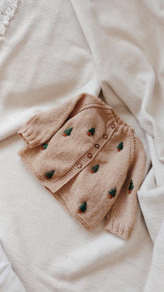 CARDIGAN NATURAL CON PINOS BORDADOS en internet