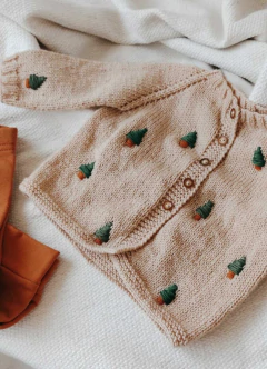 CARDIGAN NATURAL CON PINOS BORDADOS - comprar online