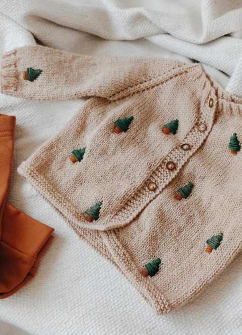 CARDIGAN NATURAL CON PINOS BORDADOS - comprar online