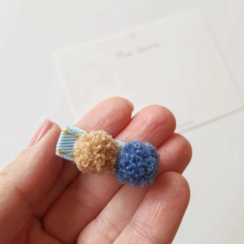 Mini Hairclip Pompons Lã | jeans azul claro