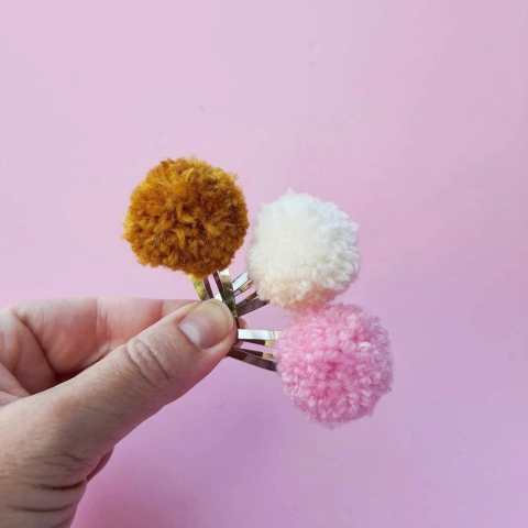 Trio de Pompons | tic tac | rosa, caramelo e offwhite
