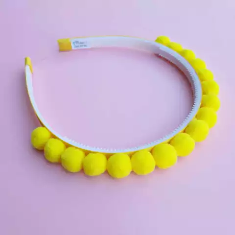 Tiara Júlia - amarelo na internet