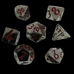 Set de Dados Metálicos Cromo con Números Rojos