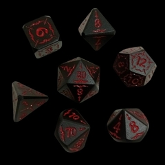 Set de Dados Metálicos Espadas y Arcos en Negro y Rojo